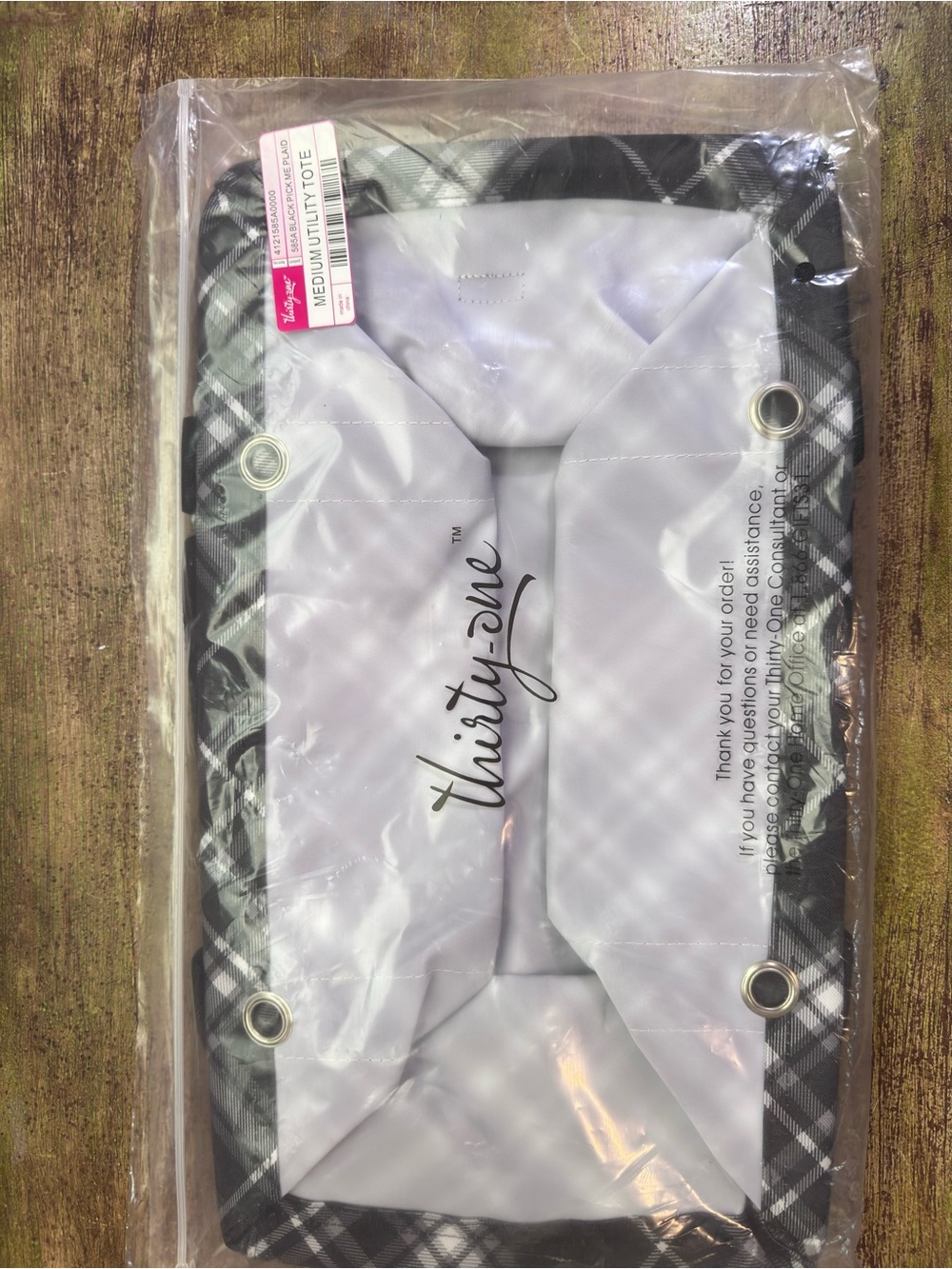 Thirty-one Medium Utility Tote Pick me plaid